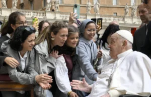 Pope Defies Doctors’ Order with Surprise Vatican Appearance During Palm Sunday Pope Defies Doctors' Order with Surprise Vatican Appearance During Palm Sunday
