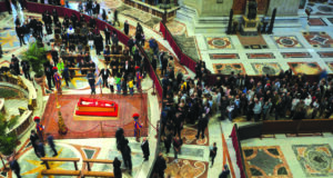 Tens of Thousands Assemble at St. Peter’s Basilica to Pay Tribute to Pope Francis Tens of Thousands Assemble at St. Peter’s Basilica to Pay Tribute to Pope Francis