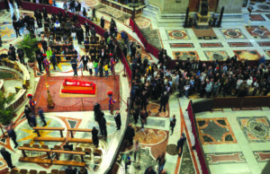 Tens of Thousands Assemble at St. Peter’s Basilica to Pay Tribute to Pope Francis Tens of Thousands Assemble at St. Peter’s Basilica to Pay Tribute to Pope Francis
