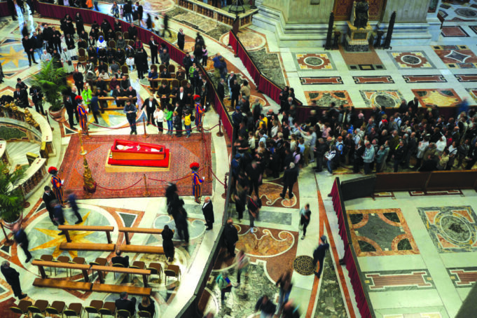 Tens of Thousands Assemble at St. Peter’s Basilica to Pay Tribute to Pope Francis Tens of Thousands Assemble at St. Peter’s Basilica to Pay Tribute to Pope Francis