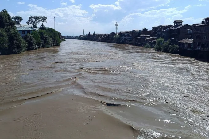 Pakistani Flood Alert Issued in Muzaffarabad as Residents Claim Sudden Water Release into Jhelum Pakistani Flood Alert Issued in Muzaffarabad as Residents Claim Sudden Water Release into Jhelum