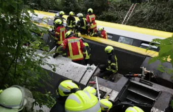 Train derails, killing 3 and injuring 50 in Germany Train derails, killing 3 and injuring 50 in Germany