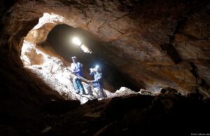 South Africa detains 1,000 foreign illegal miners South Africa detains 1,000 foreign illegal miners