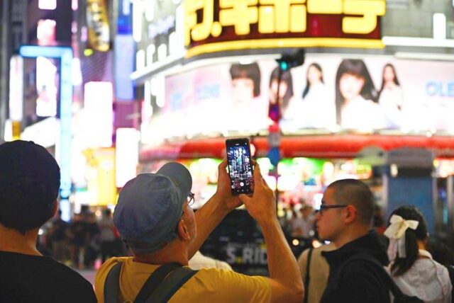 Two-hour daily smartphone limit proposed in Japan