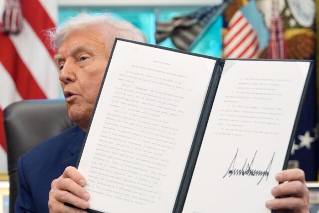 Trump signs executive order supporting proposed deal to put TikTok under US ownership Trump signs executive order supporting proposed deal to put TikTok under US ownership