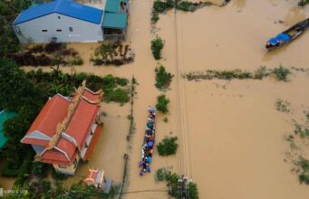 Thousands stranded as record floods submerge Vietnam streets, eight people killed Thousands stranded as record floods submerge Vietnam streets, eight people killed