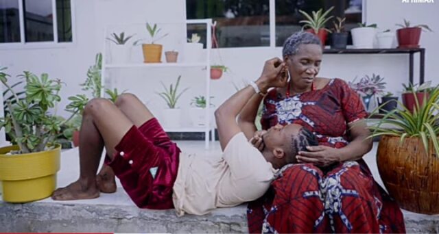 “Love Knows No Age” – 24-Year-Old Man Falls in Love with 80-Year-Old Woman After Returning Her Lost Bag