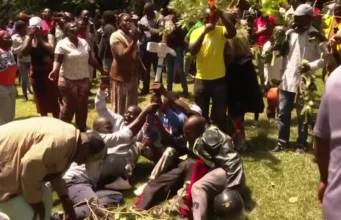 Kenyans swarm home of fallen ‘hero’ Raila Odinga Kenyans swarm home of fallen 'hero' Raila Odinga