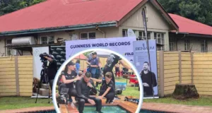 SA hairstylist breaks World Record for most underwater haircuts SA hairstylist breaks World Record for most underwater haircuts