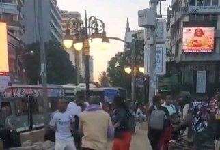Chaos Erupts in Nairobi CBD as Kenyan Man Exchange Serious Blows with a Matatu Conductor For Seducing His Girlfriend & Demanding for Her Mobile Number Chaos Erupts in Nairobi CBD as Kenyan Man Exchange Serious Blows with a Matatu Conductor For Seducing His Girlfriend & Demanding for Her Mobile Number