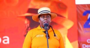 Famous Nyanza Politician Face It Rough As she Is Forced to Cut Short her Speech As Crowd Heckles Her For Supporting Winnie Odinga Top Nyanza Politician Face It Rough As she Is Forced to Cut Short her Speech As Crowd Heckles Her For Supporting Winnie Odinga