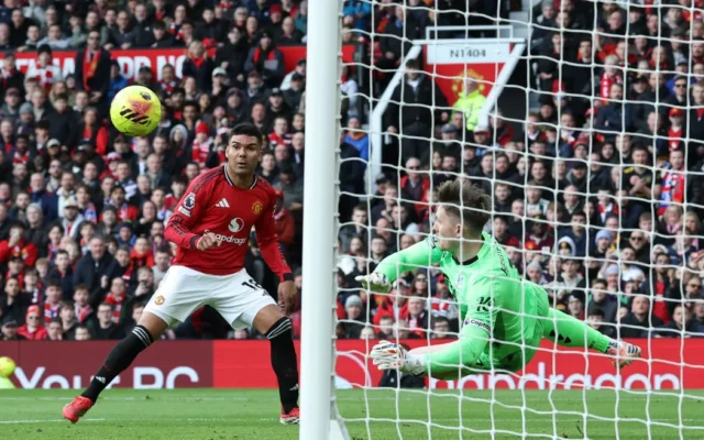 Man United climb to third in Premier League Man United climb to third in Premier League