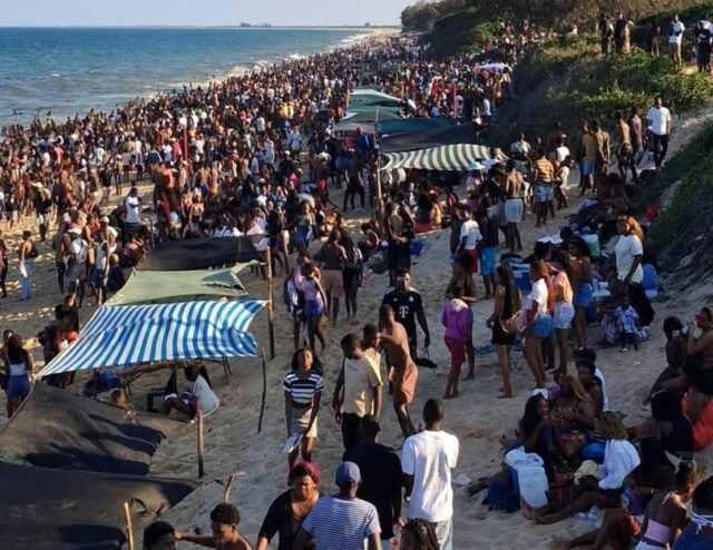 Two dead amidst large crowds at Mozambique Macaneta Beach Two dead amidst large crowds at Mozambique Macaneta Beach