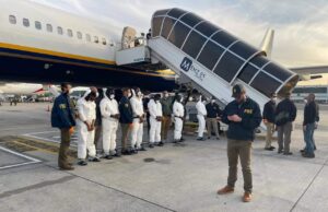 6 Nigerian Nationals Extradited From Cape Town to the US to face wire fraud Charges 😳😳😳 6 Nigerian Nationals Extradited From Cape Town to the US
