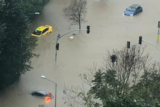 Heavy rain and flooding in Istanbul forces closure of schools Heavy rain and flooding in Istanbul forces closure of schools